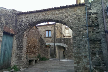 Arco e vicoli del borgo di Perito, nel Cilento