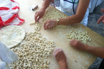 Preparazione della pasta fatta a mano per la festa nel bosco di Perito