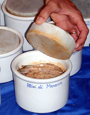 Lavorazione delle alici di Menaica sotto sale